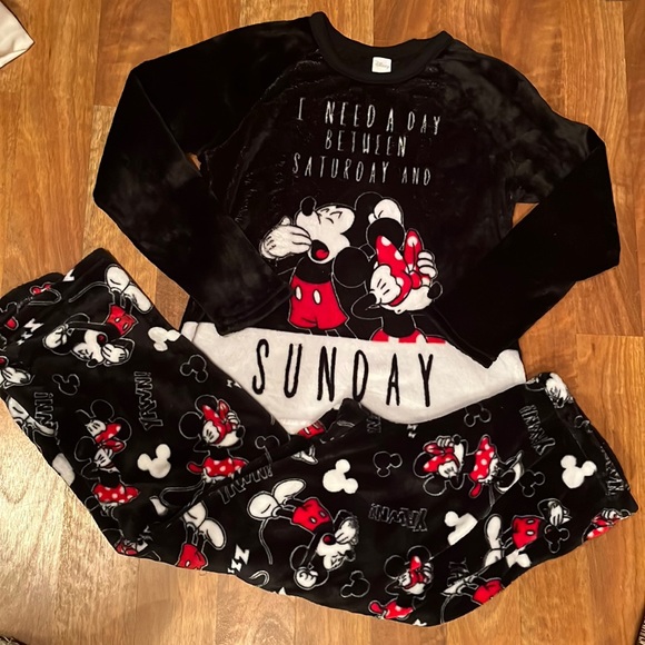 Disney Other - EUC Disney Mickey and Minnie soft pajama set